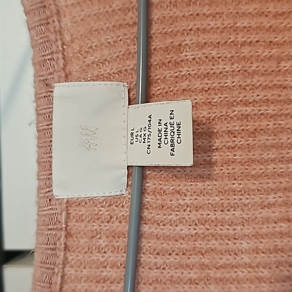 H & M salmon Sweater - Picture 2 of 2